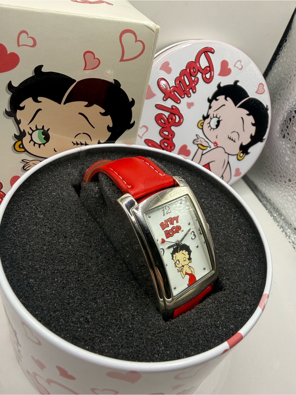 Betty Boop Here's a Kiss Red Band Watch 2005 Avon with Tin & Box (New Battery) - Picture 4 of 12